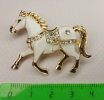 Брошка "Белая лошадь". Женская брошь,украшение.Подарок на новый год. Символ года
