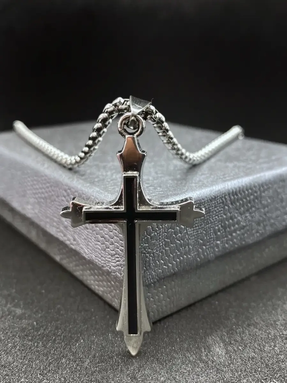 Бижутерная подвеска крестик на серебристой цепочке из стали