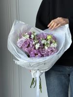 Букет из лизиантуса и кустовой маттиолы