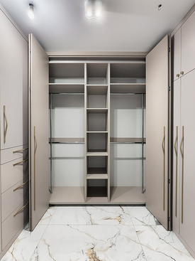 Гардеробная с использованием складных дверей