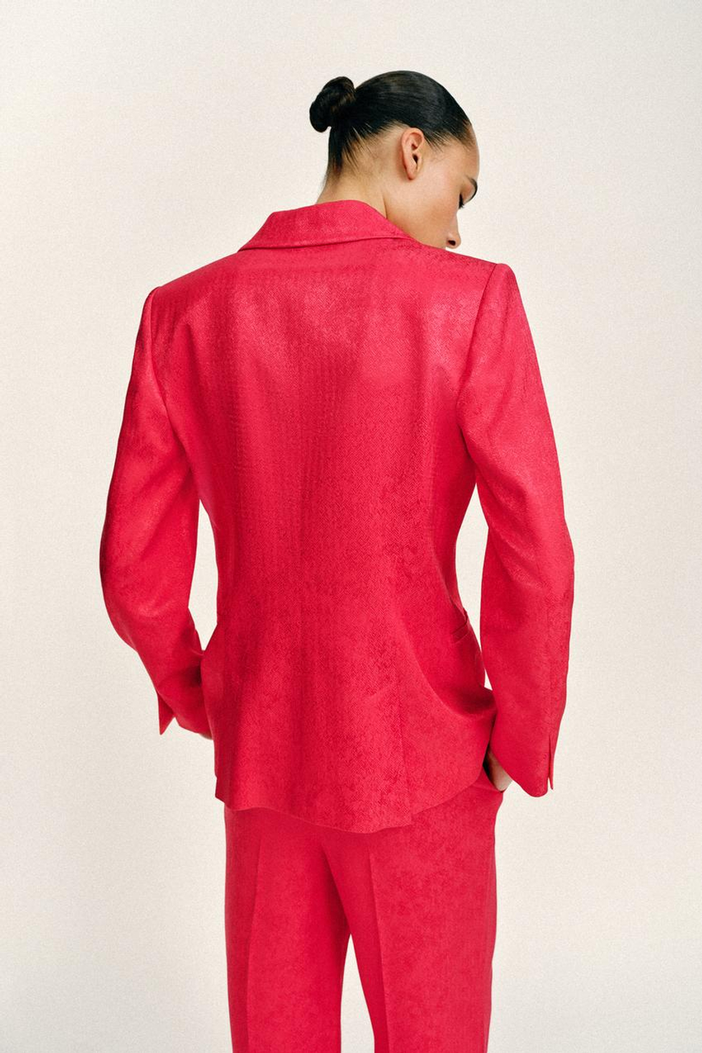 ZARA ЖАККАРДОВЫЙ БЛЕЙЗЕР С ПОДПЛЕЧНИКАМИ, МАЛИНОВЫЙ