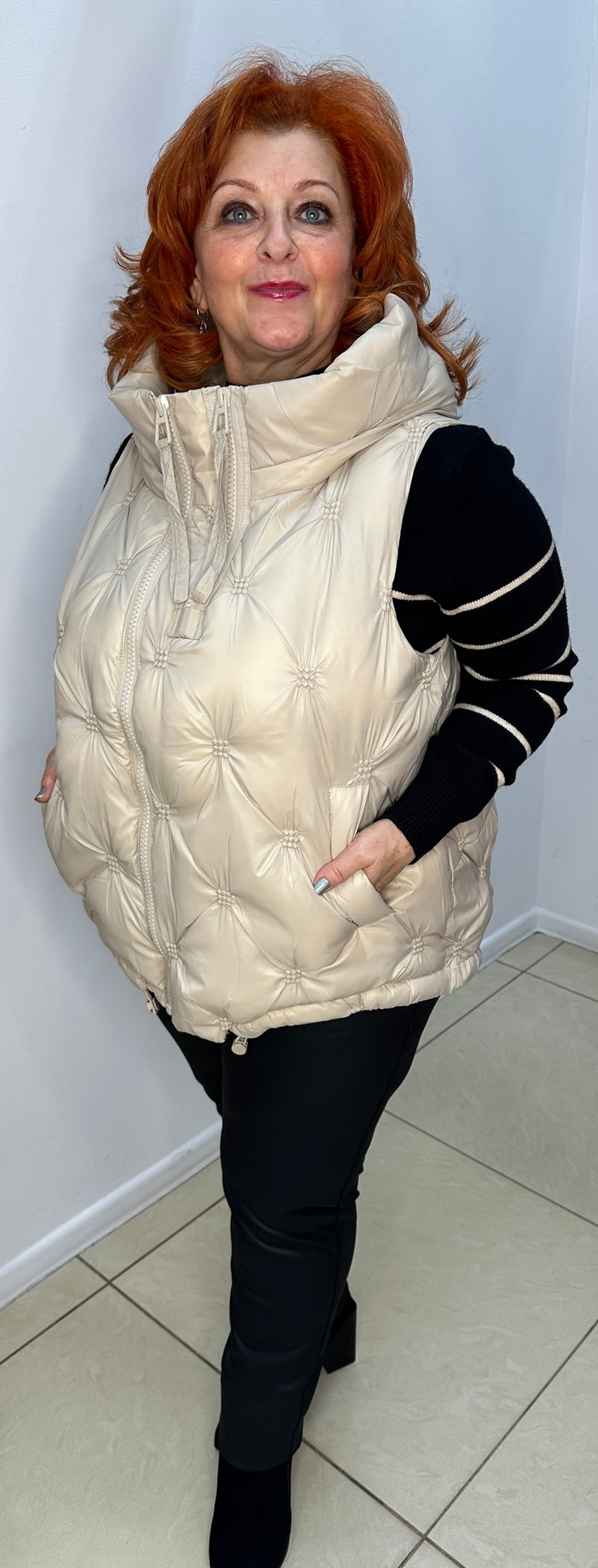 Бежевый жилет на пуху