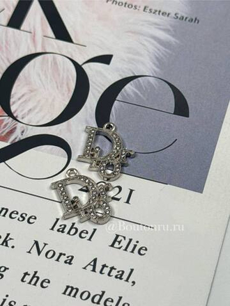 Подвеска Ди. 18х21 мм серебро стразы