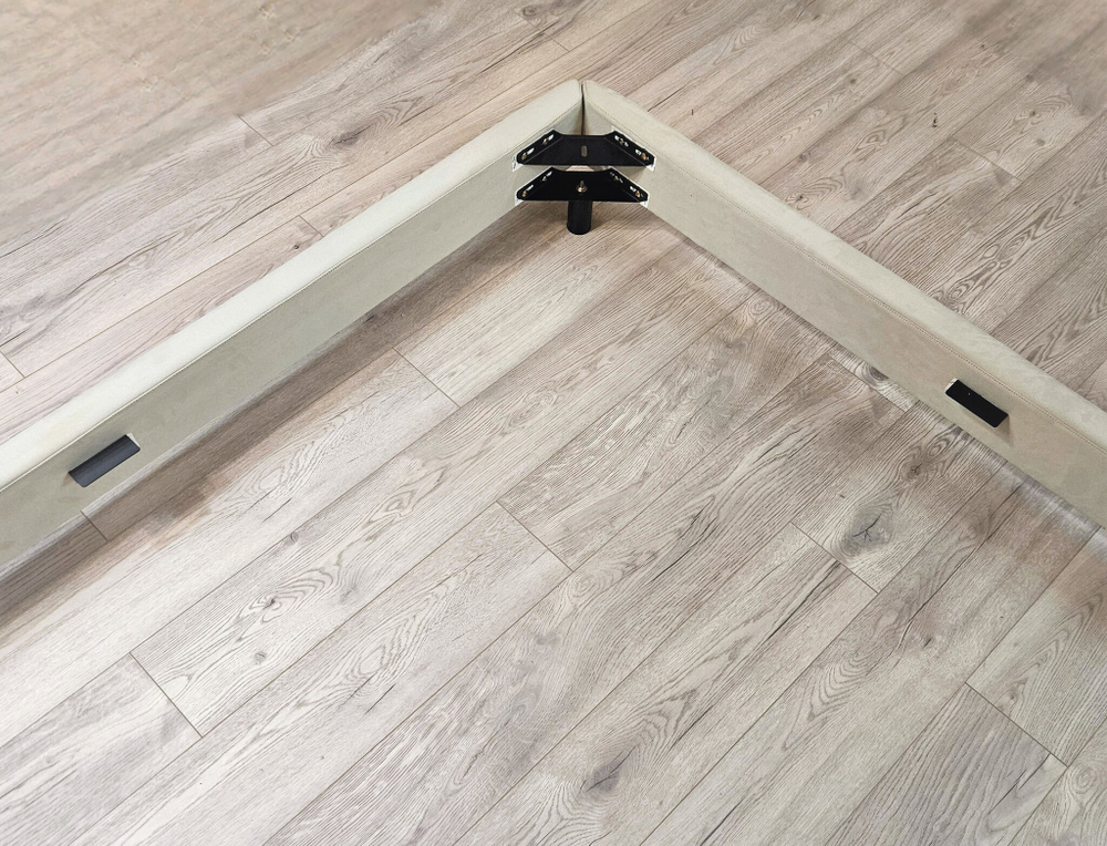 Двуспальная кровать с широким изголовьем Coco