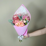 Нежный букет из французских роз эвкалипта герберы и кустовой розы в упаковке