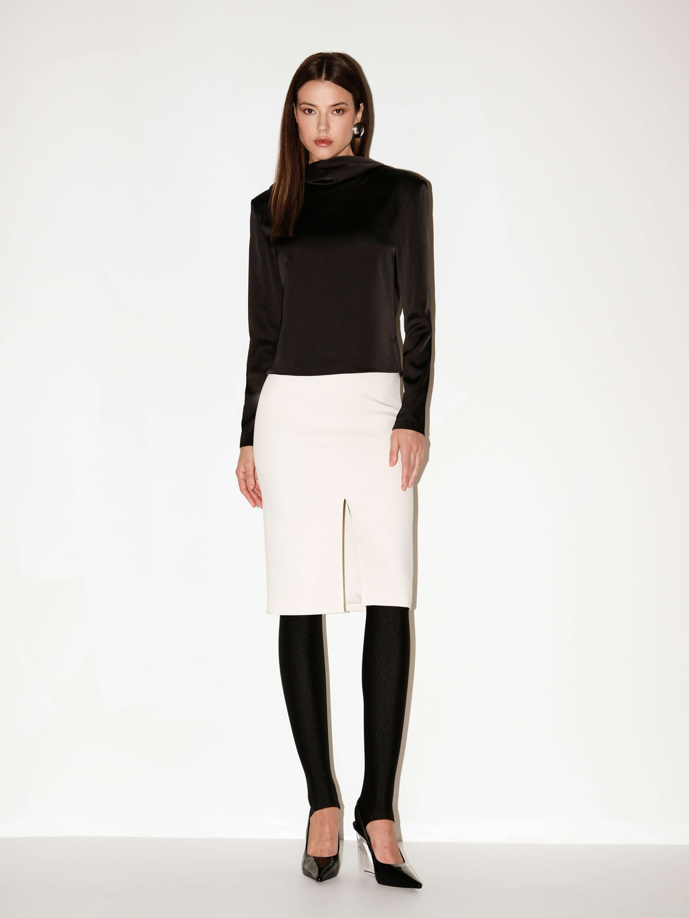 Блуза из атласа с открытой спиной