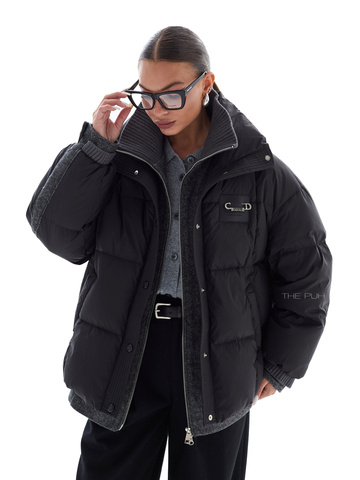 Короткий черный пуховик с шерстяными вставками