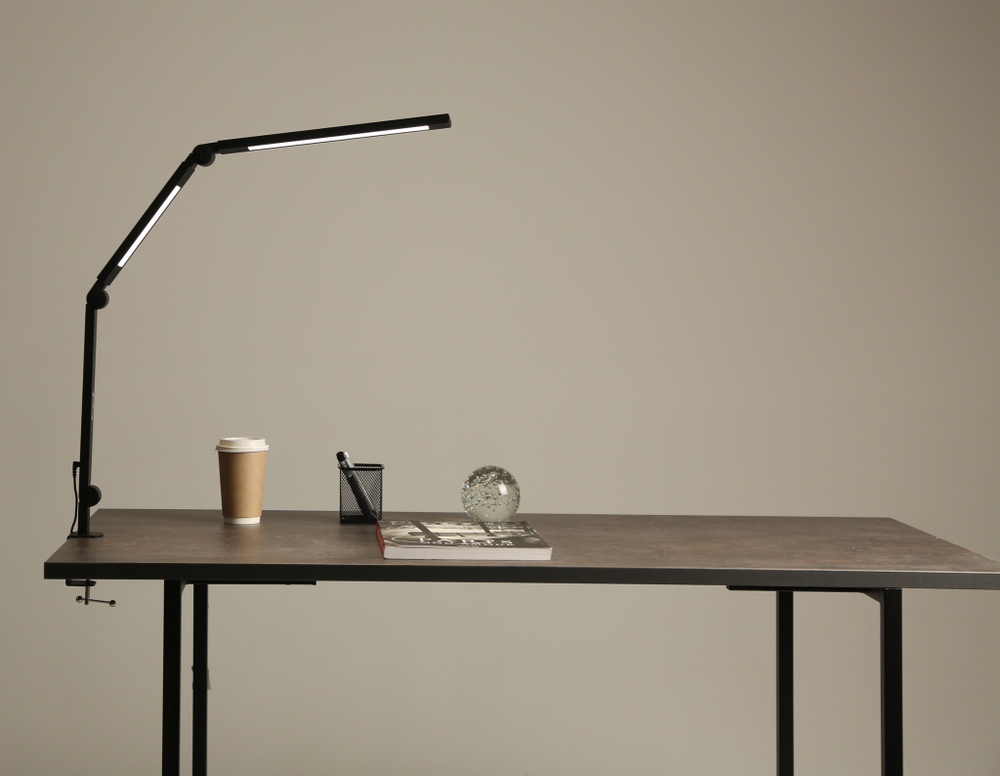 Светильник FRIENDME бестеневой настольный на струбцине светодиодный No.1 черный с двойным источником света. Яркость 1000 lum. 12W.