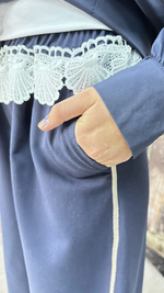 Брюки с лампасами и кружевом