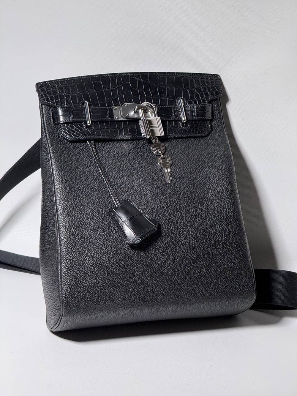 Нагрудная сумка-слинг Hermes со вставками из кожи крокодила