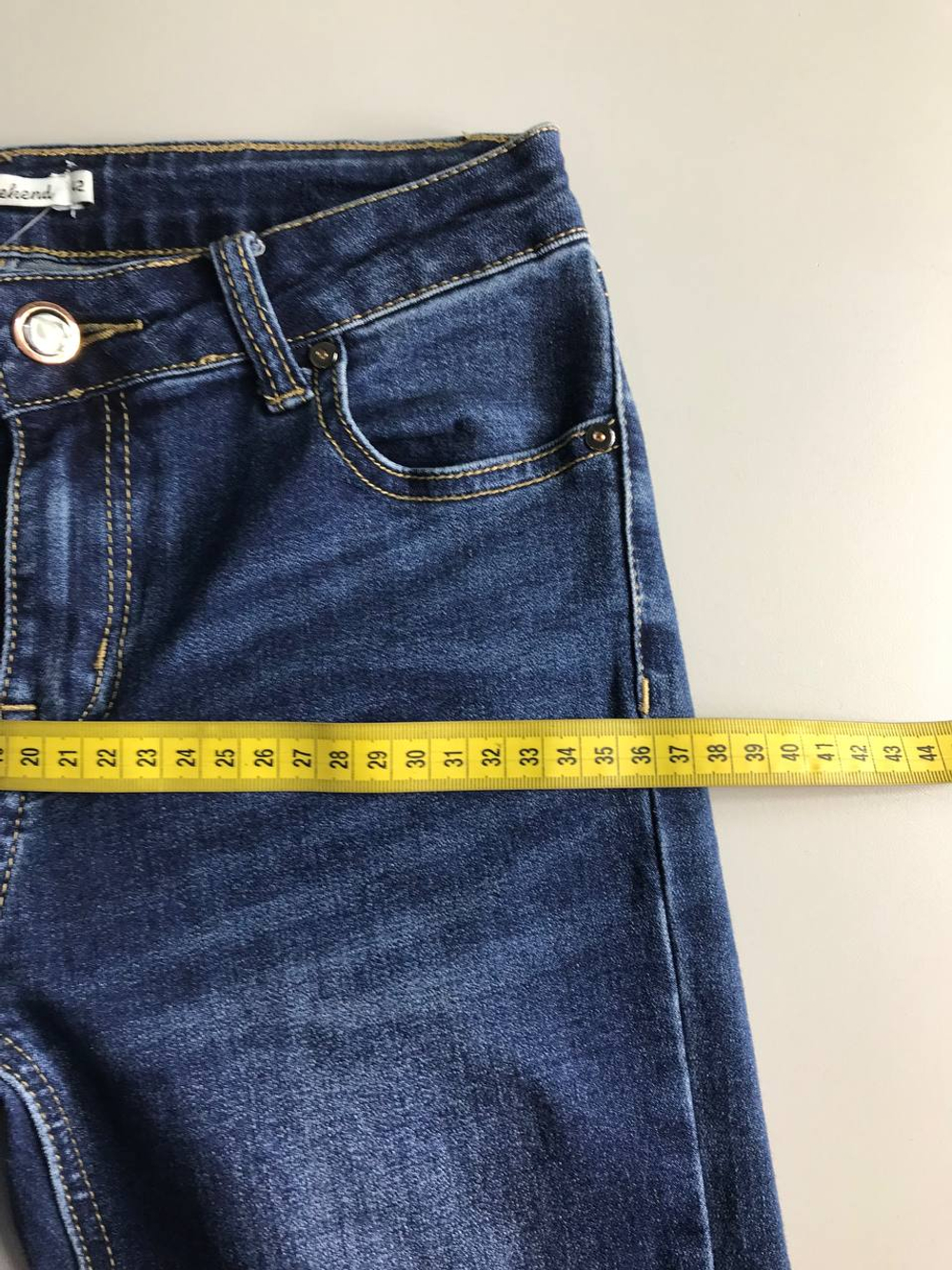 Джинсы Zarina лаконичные, визуально на 42 размер