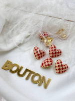 Пуговицы в форме сердца с шахматным принтом бежево-красные скидка