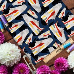 Ткань шифон белые кроссовки с ярким рисунком на синем фоне