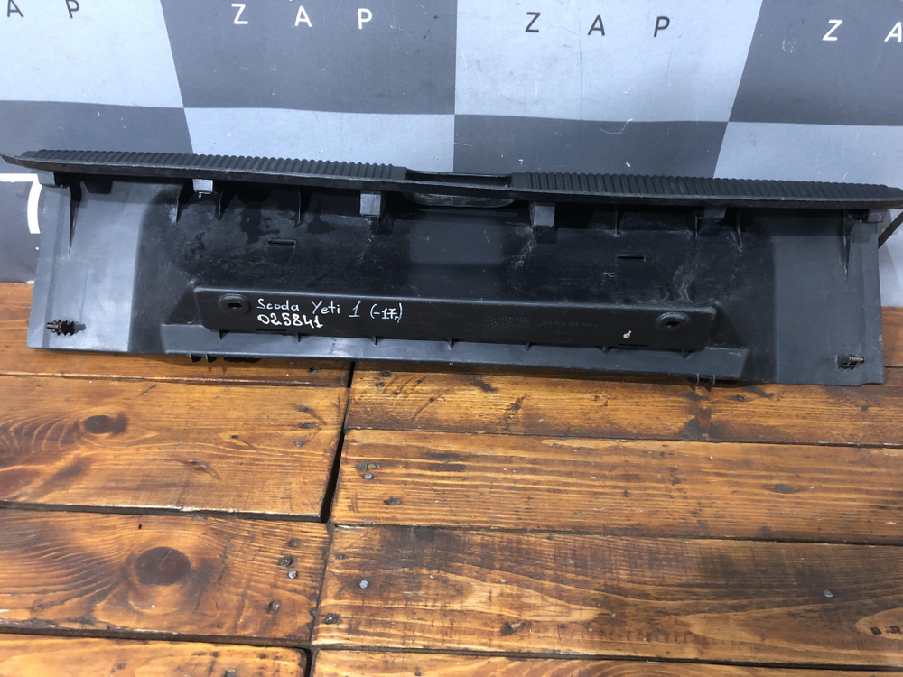 Накладка замка багажника Skoda Yeti 09-18 Б/У Оригинал 5L6863485A