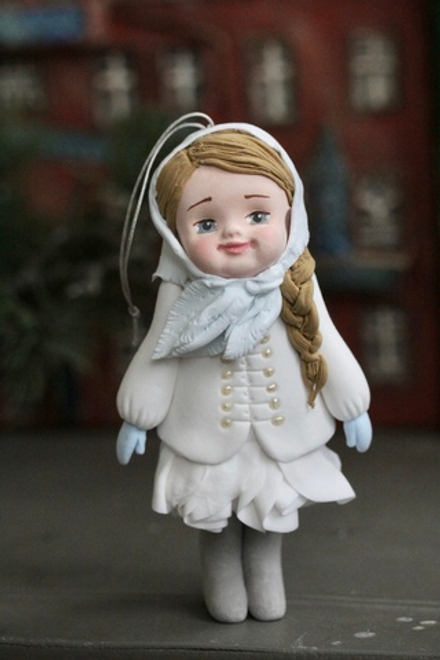 Елочная игрушка Девочка-пупсик в белом пальто с жемчужинками