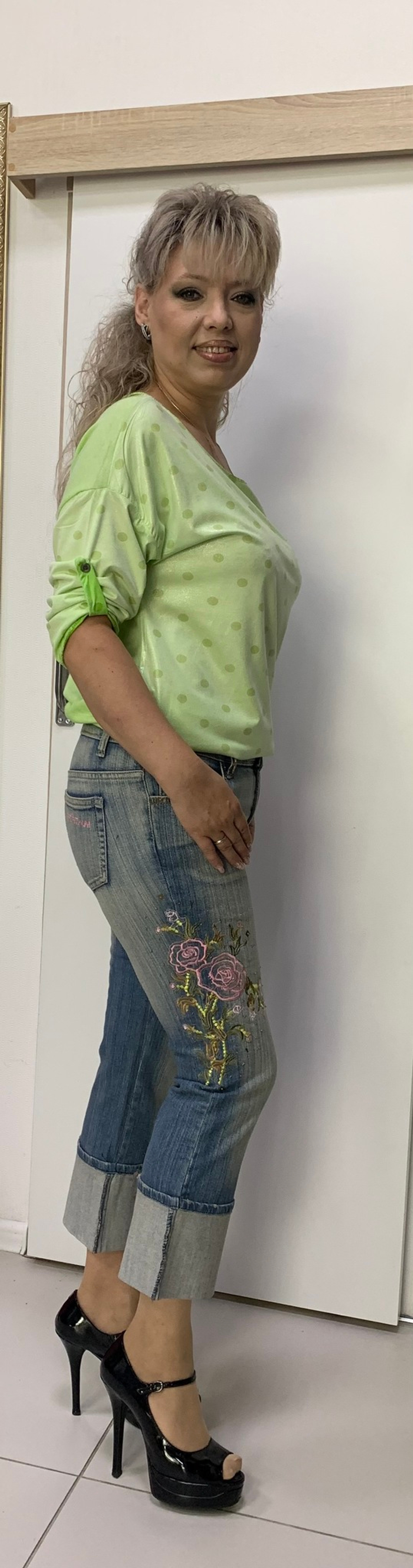 Джинсовые капри с вышитыми цветочками и потертостью. Sportalm Австрия