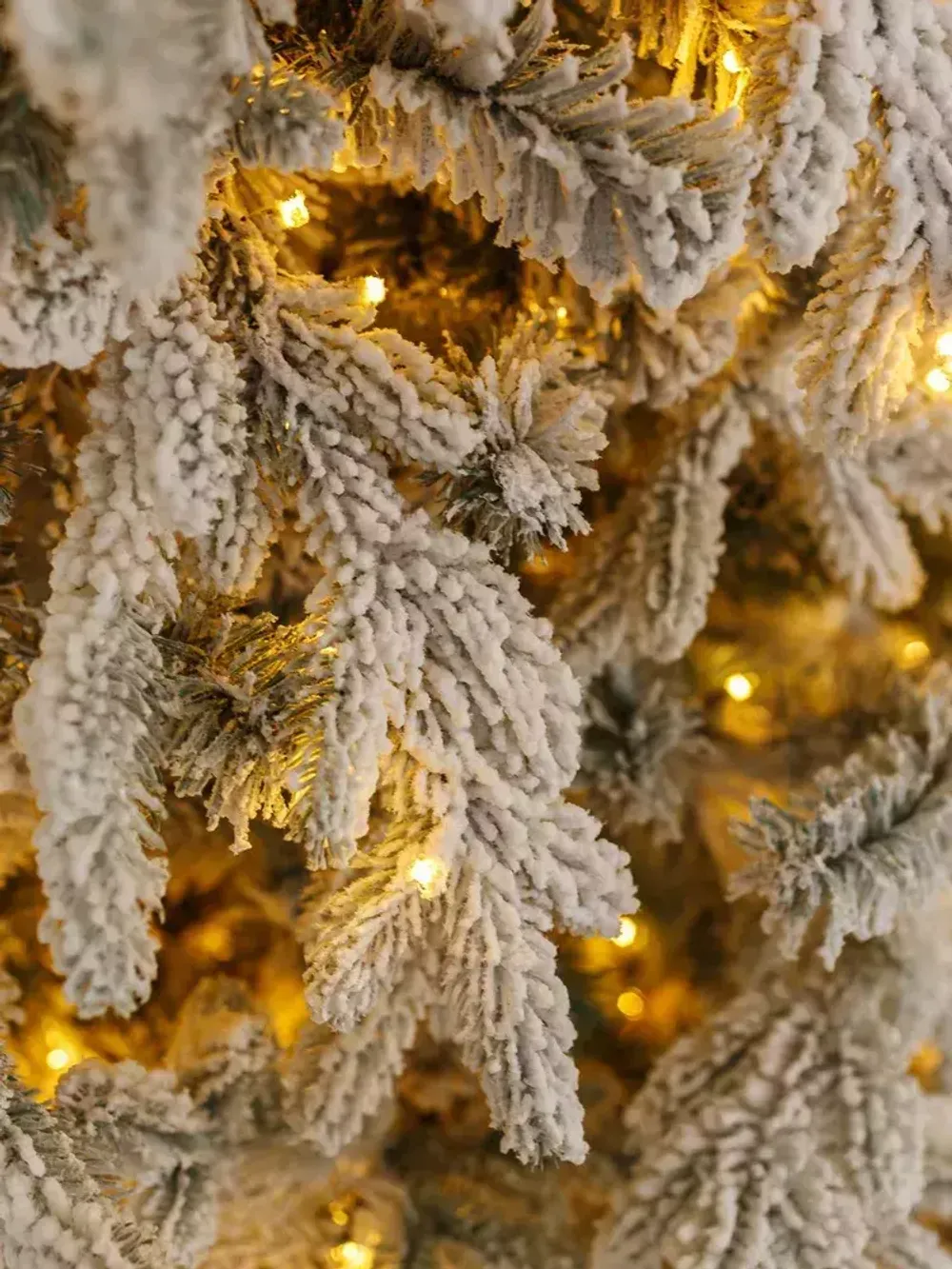 Заснеженная ель с гирляндой «Россо» теплый свет (Литая+пвх) 240 см / 2,4 м