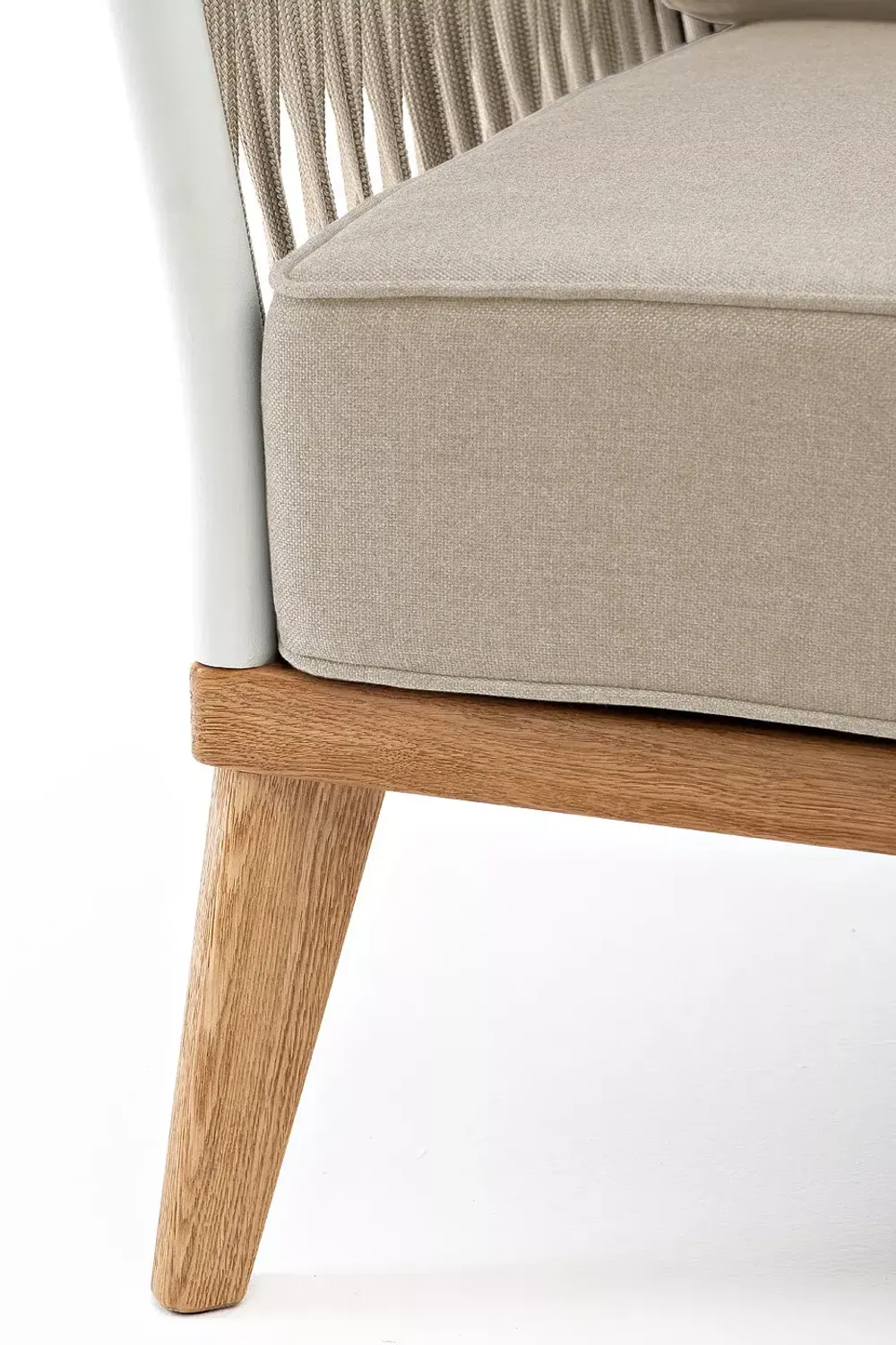 "Касабланка" кресло плетеное из роупа, основание дуб, каркас алюминий светло-серый (RAL7035) муар, роуп серо-коричневый 23мм, ткань бежевая 052