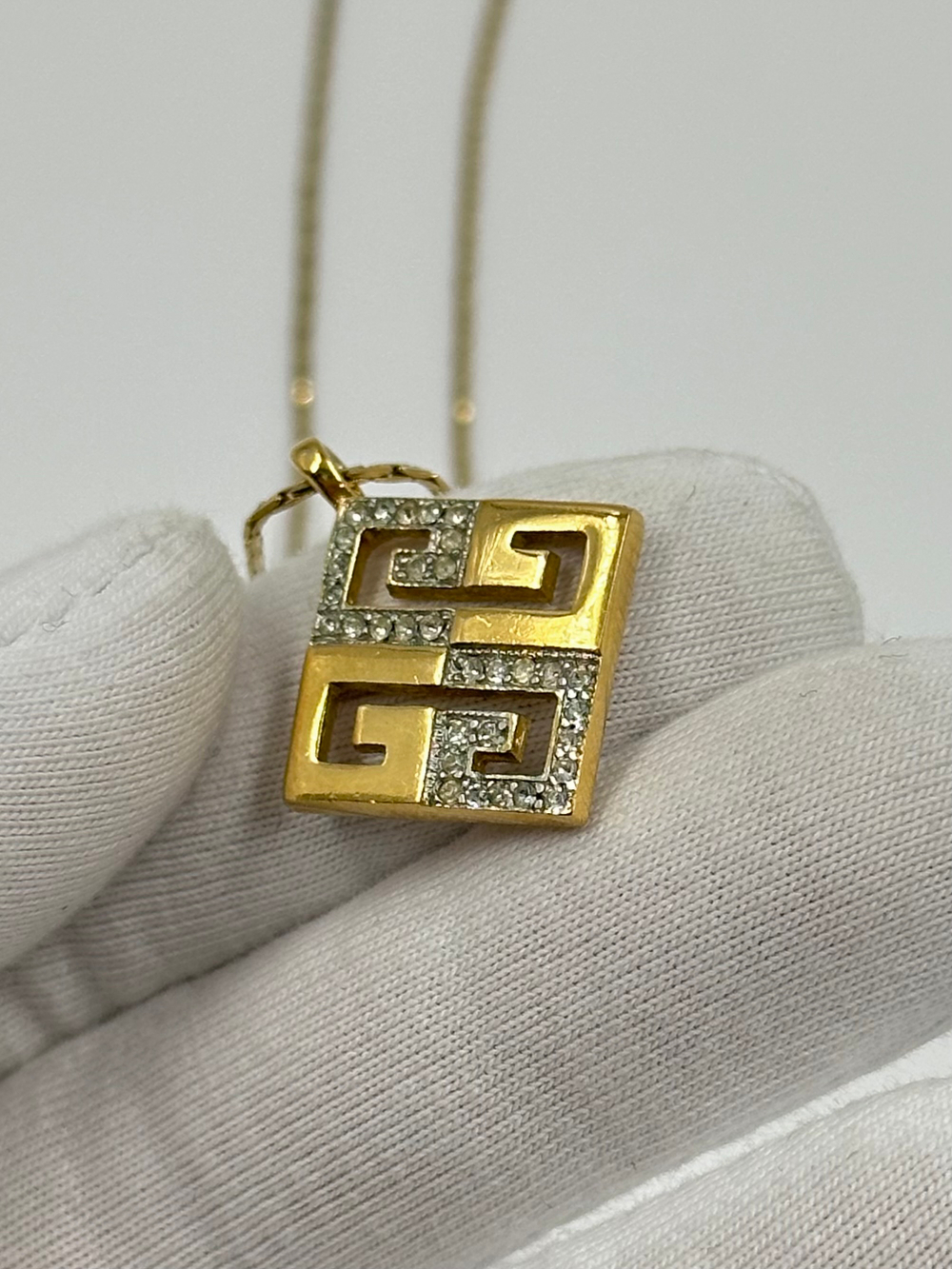 Кулон-лого с кристаллами Givenchy