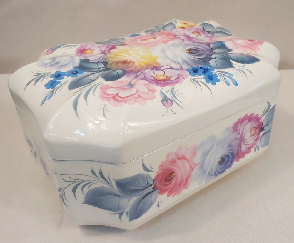 Шкатулка "Цветы на белом" с жостовской росписью