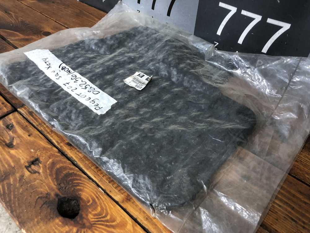 Коврики резиновые задние Peugeot 207 Новые Оригинал 9663g6