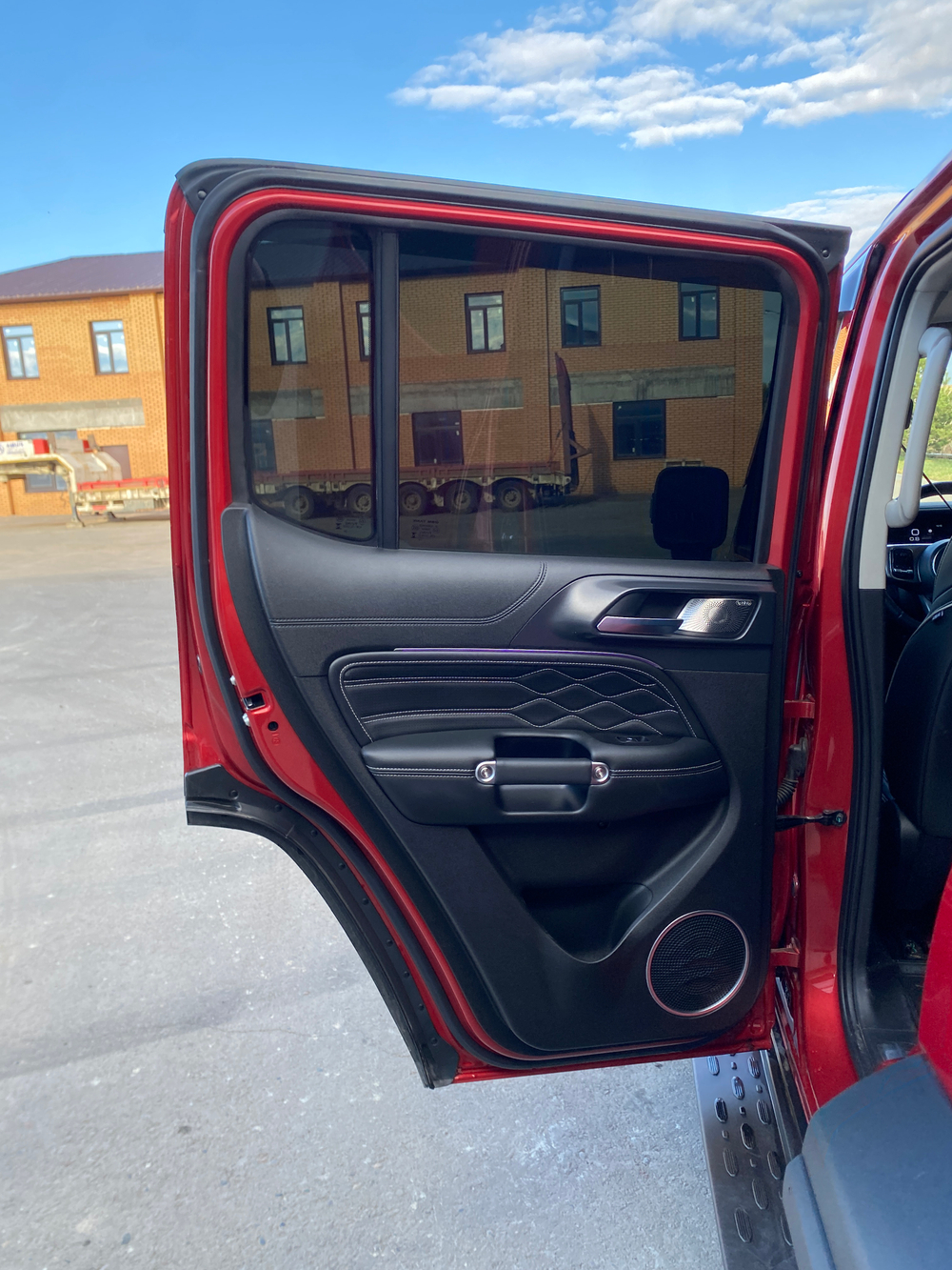 TANK 300 City Premium 2.0 8AT 4WD