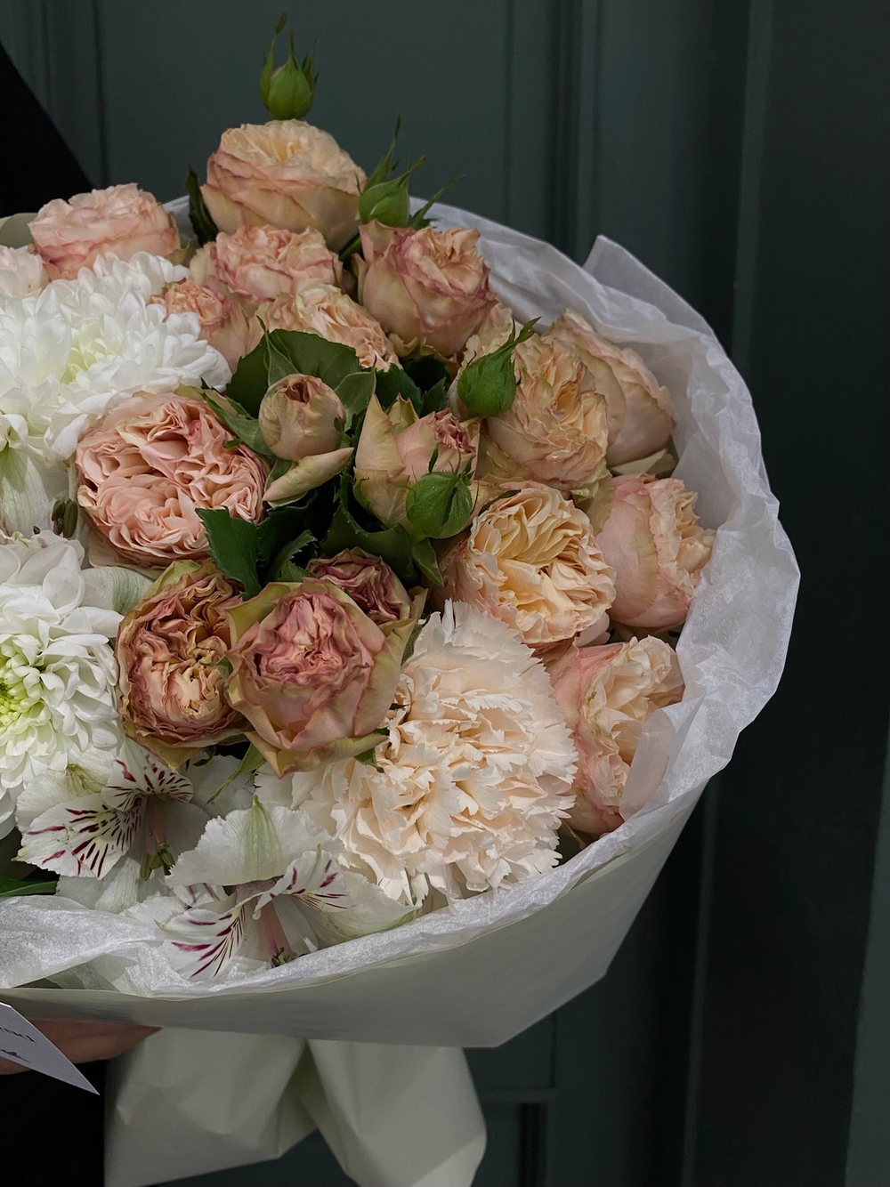 Сборный букет из хризантемы, кустовой розы, диантусов и альстромерии