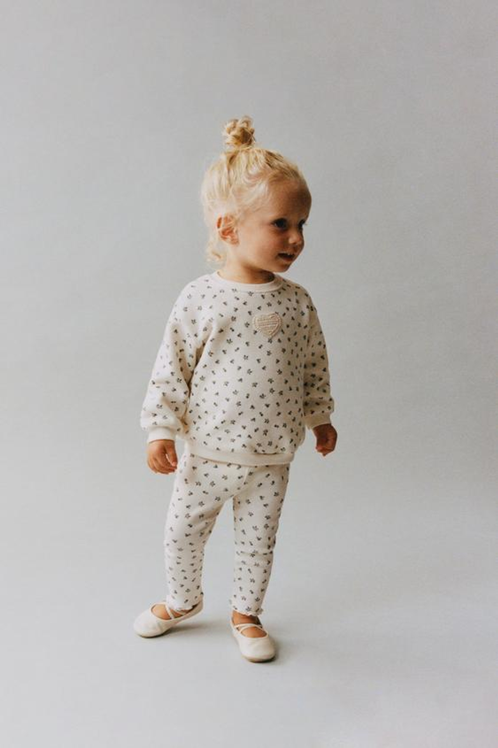 ZARA ТОЛСТОВКА С ПРИНТОМ, ЭКРЮ/СИНИЙ