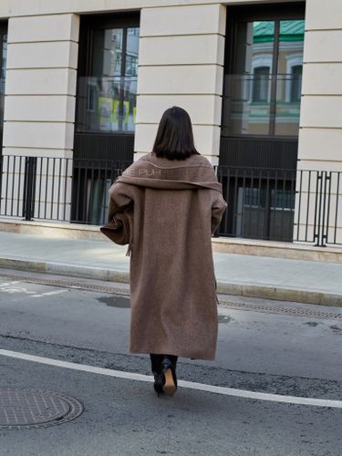 Коричневое пальто с шарфом