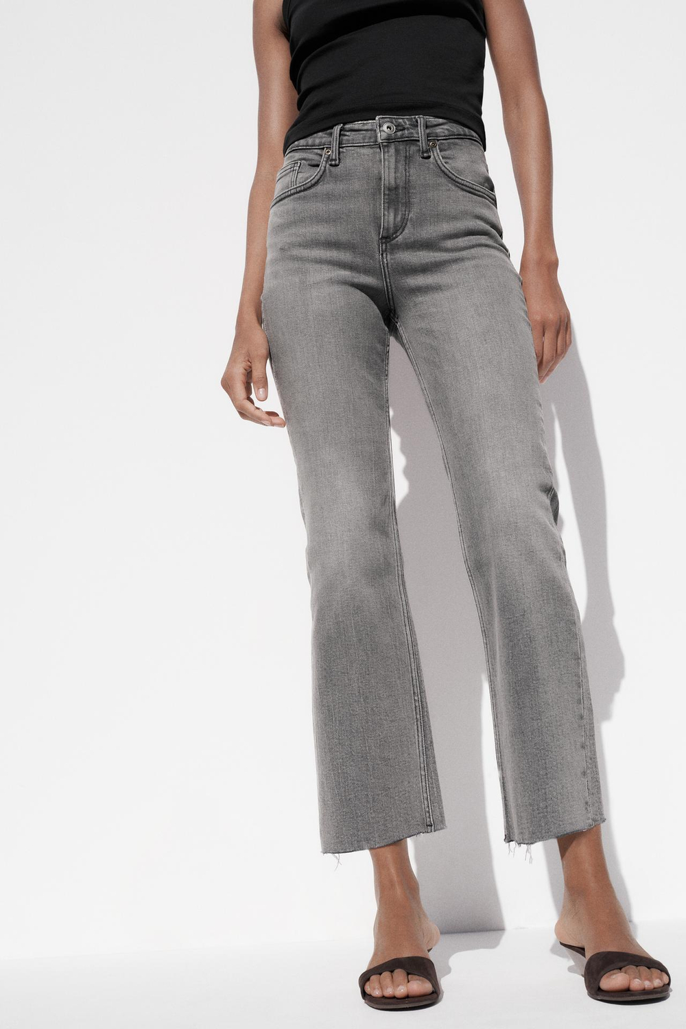 ZARA ДЖИНСЫ TRF CROPPED FLARE С ВЫСОКОЙ ПОСАДКОЙ, СВЕТЛО-СЕРЫЙ