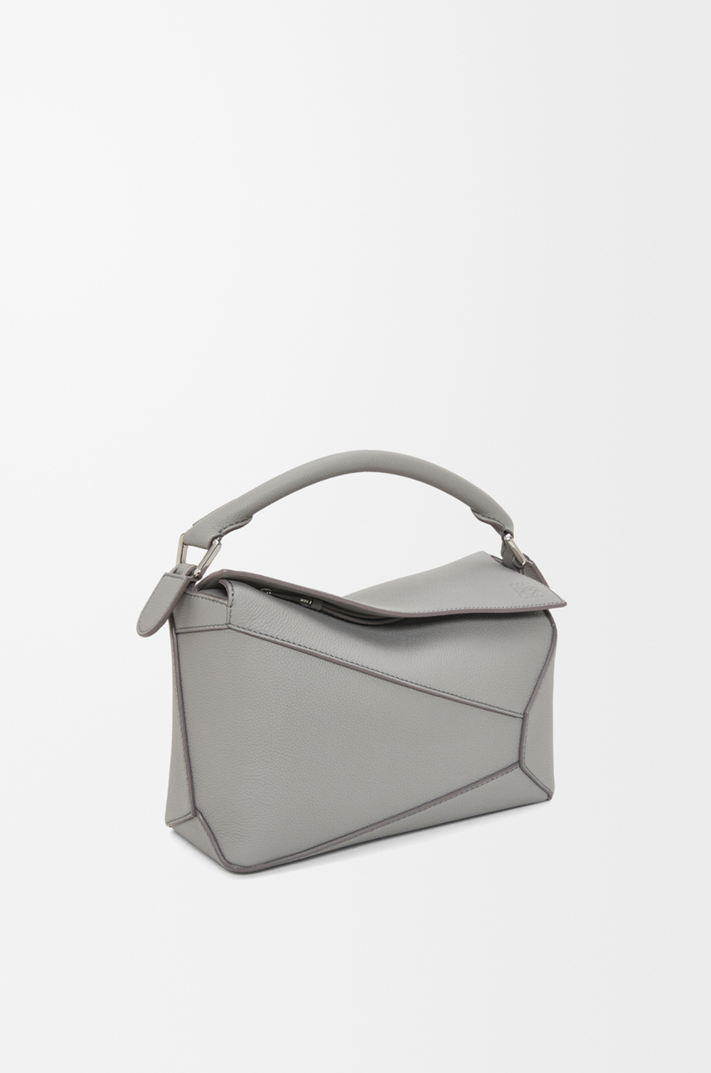 Loewe Маленькая сумка Puzzle Edge из мягкой зернистой телячьей кожи, жемчужно-серый