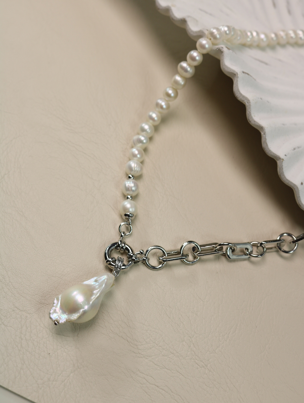 Колье с цепью и жемчугом "Городская русалка"