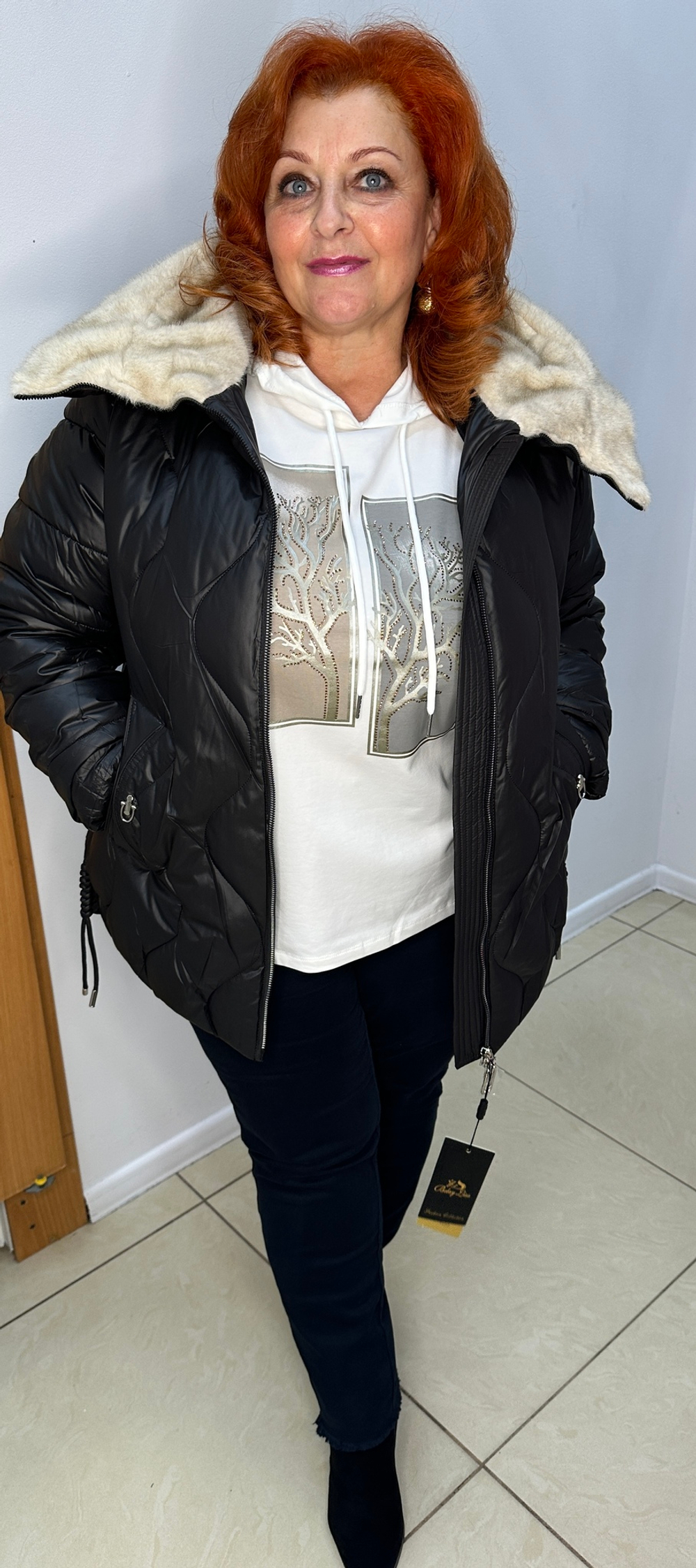Черная куртка со светлой отделкой искусственным мехом