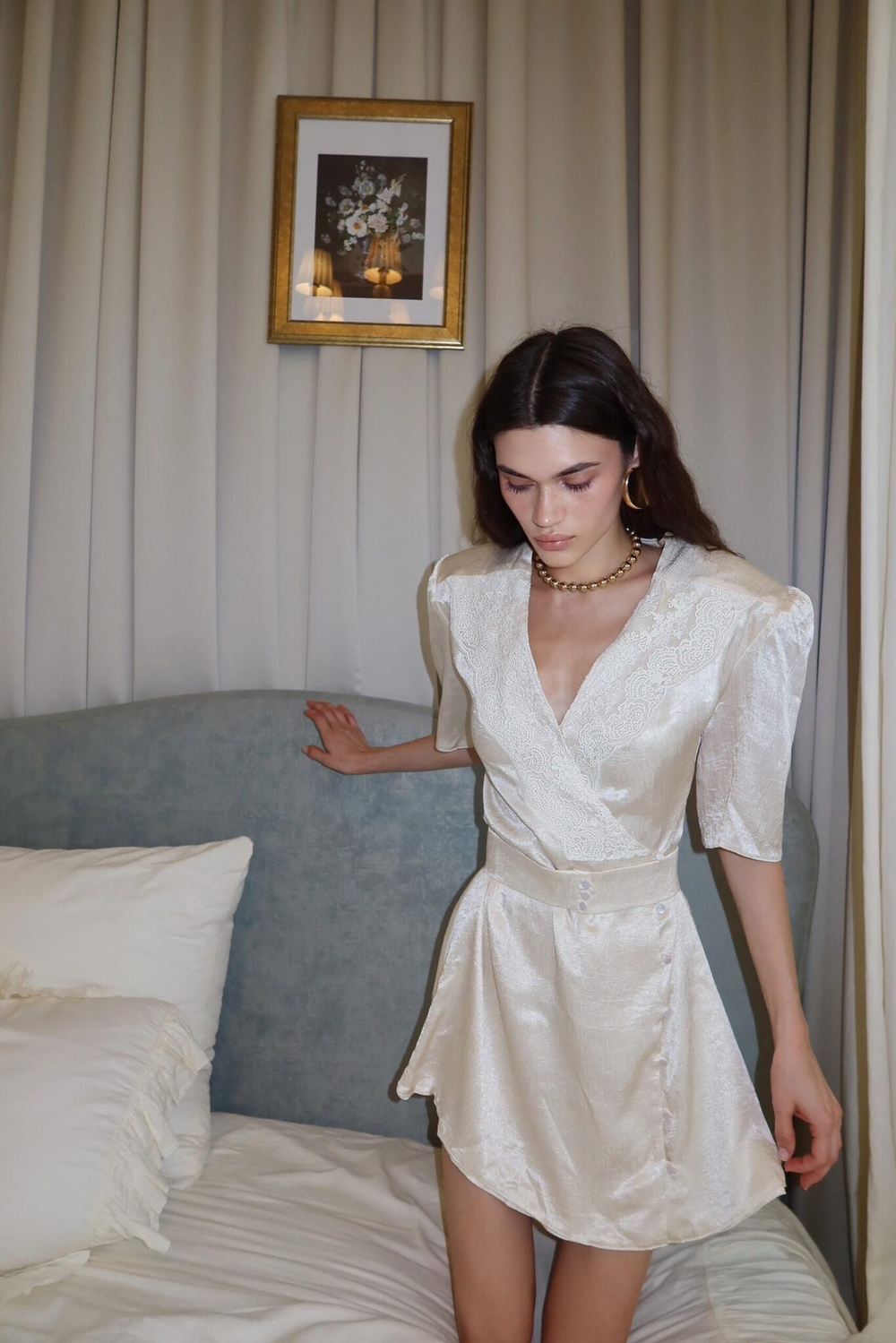 Платье мини с кружевом и поясом