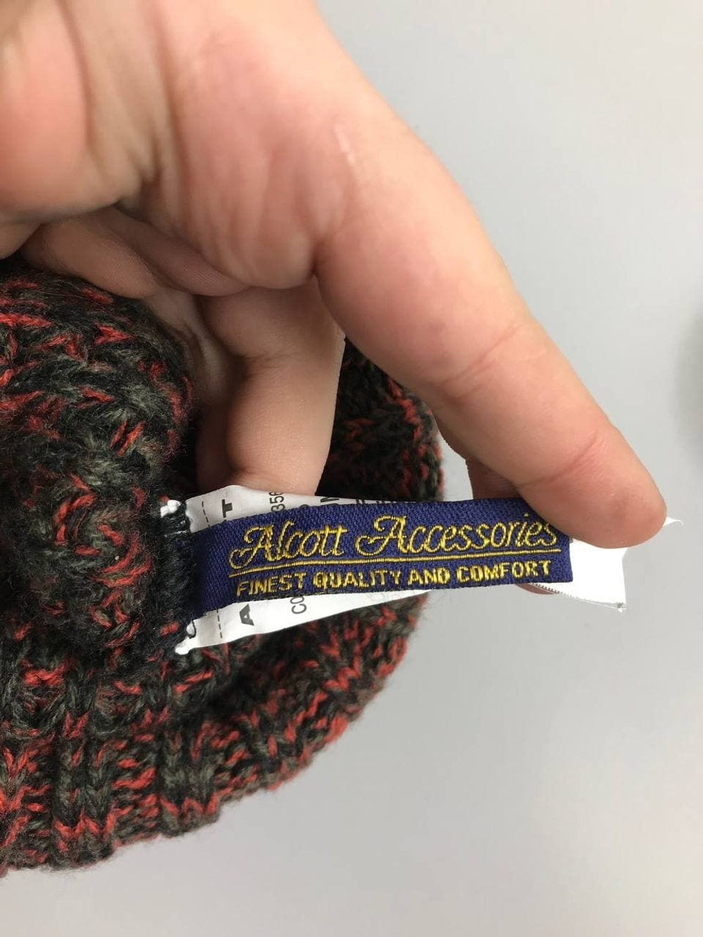 Шапка Alcott Accessories с помпоном