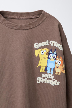 ZARA ФУТБОЛКА С РЕЛЬЕФНЫМ ПРИНТОМ BLUEY © LUDO STUDIO, КОРИЧНЕВЫЙ