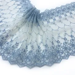 Вышивка на сетке голубая/молочная 20 см