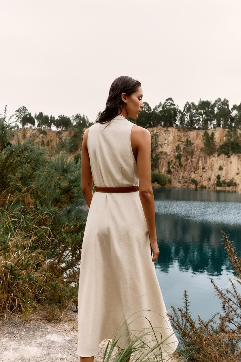 ZARA ПЛАТЬЕ-МИДИ ИЗ ЛЬНА С ПОЯСОМ, СВЕТЛО-БЕЖЕВЫЙ