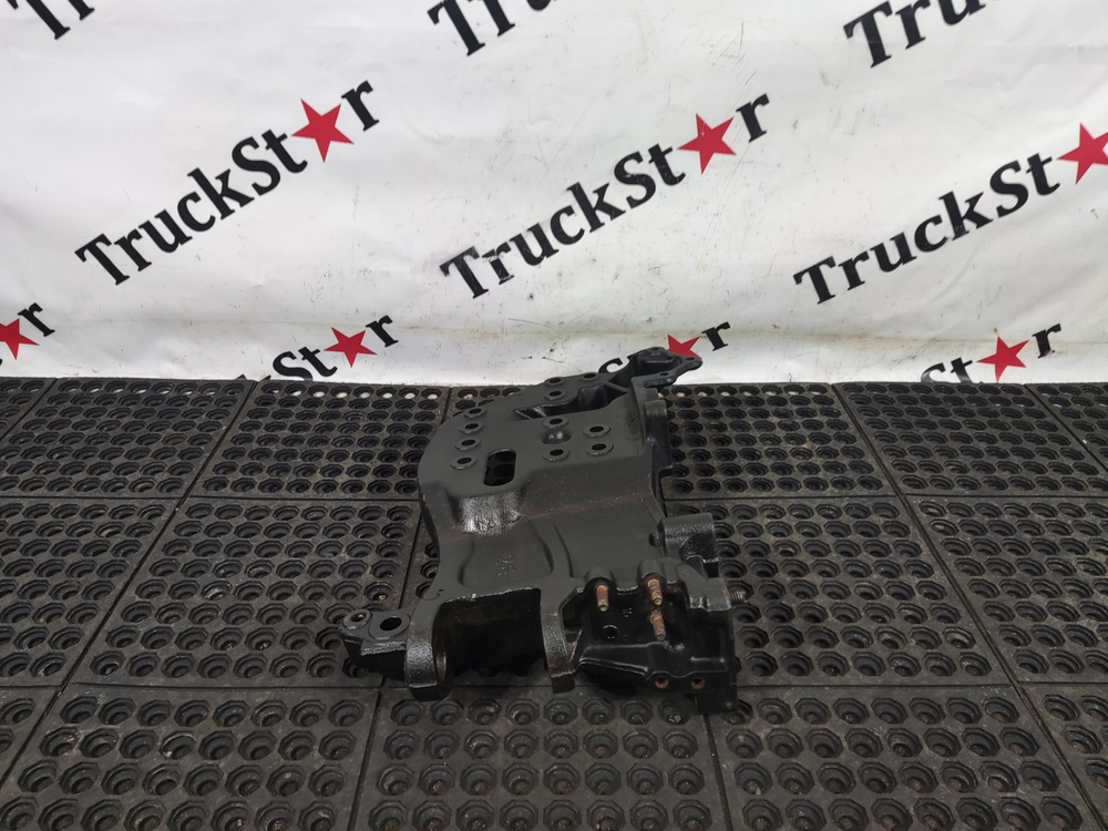 Кронштейн переднего бампера левый