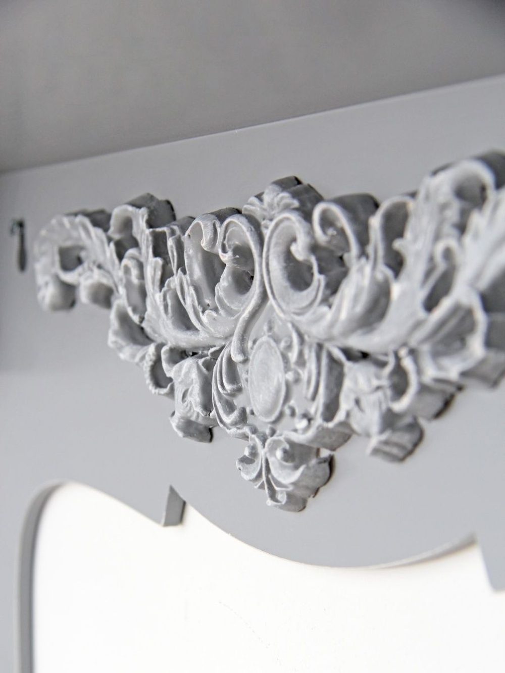 Полка  "Комодик" серая с лепниной и белой патиной, 50х15см.