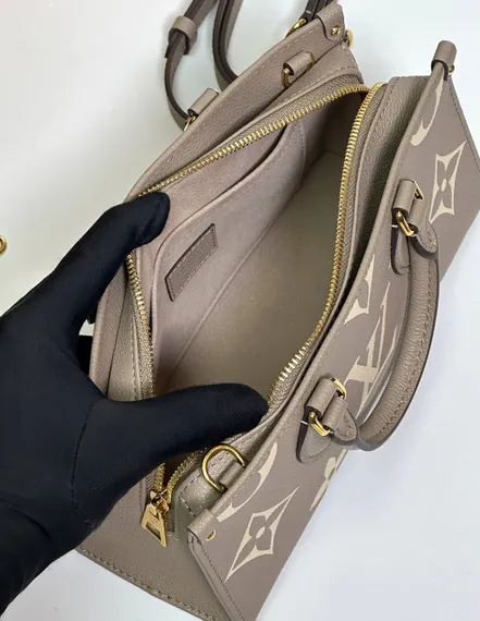 Сумка-тоут LOUIS VUITTON On The Go East West со съемным ремнем-цепочкой с плетёной отделкой из кожи