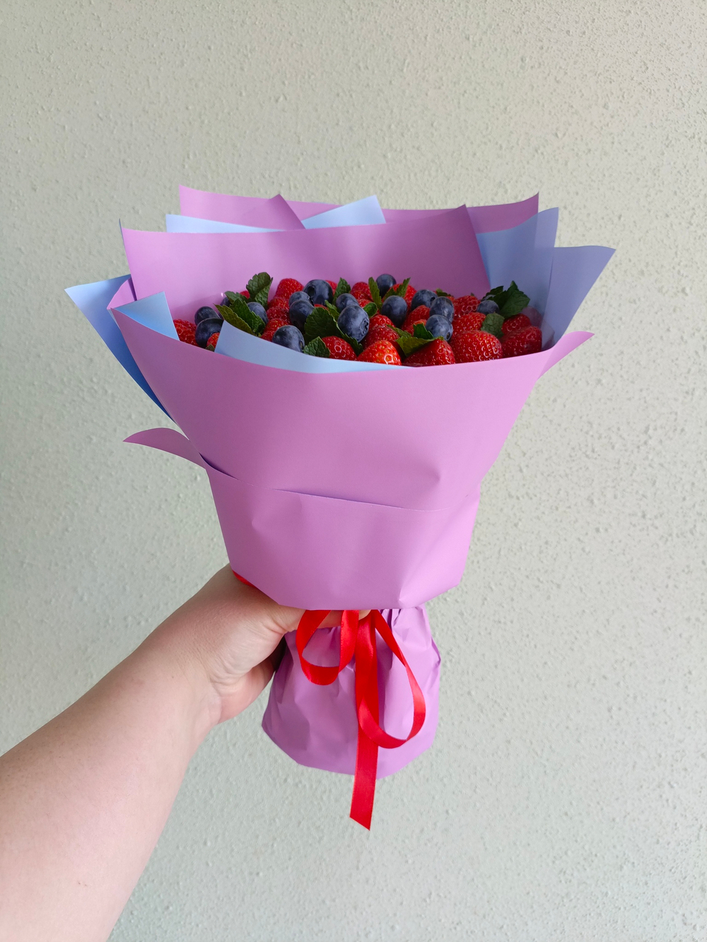 Ягодный букет из клубники и голубики