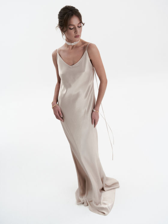 Платье в бельевом стиле в бежевом цвете