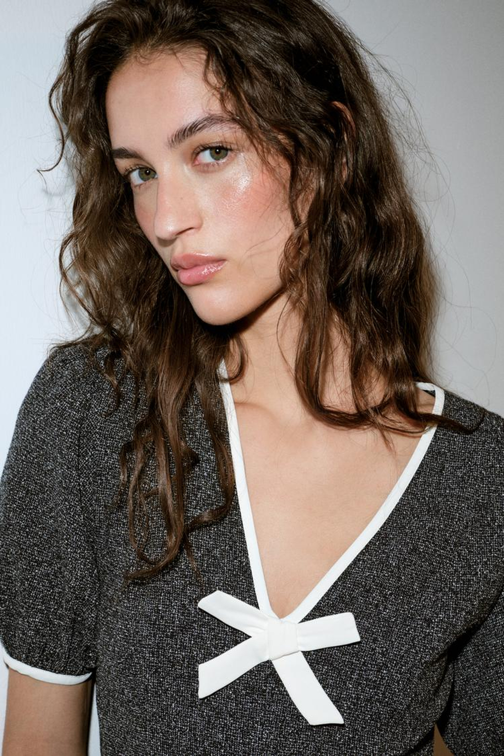 ZARA МИНИ-ПЛАТЬЕ С БАНТОМ, ТЕМНО-СИНИЙ/БЕЛЫЙ