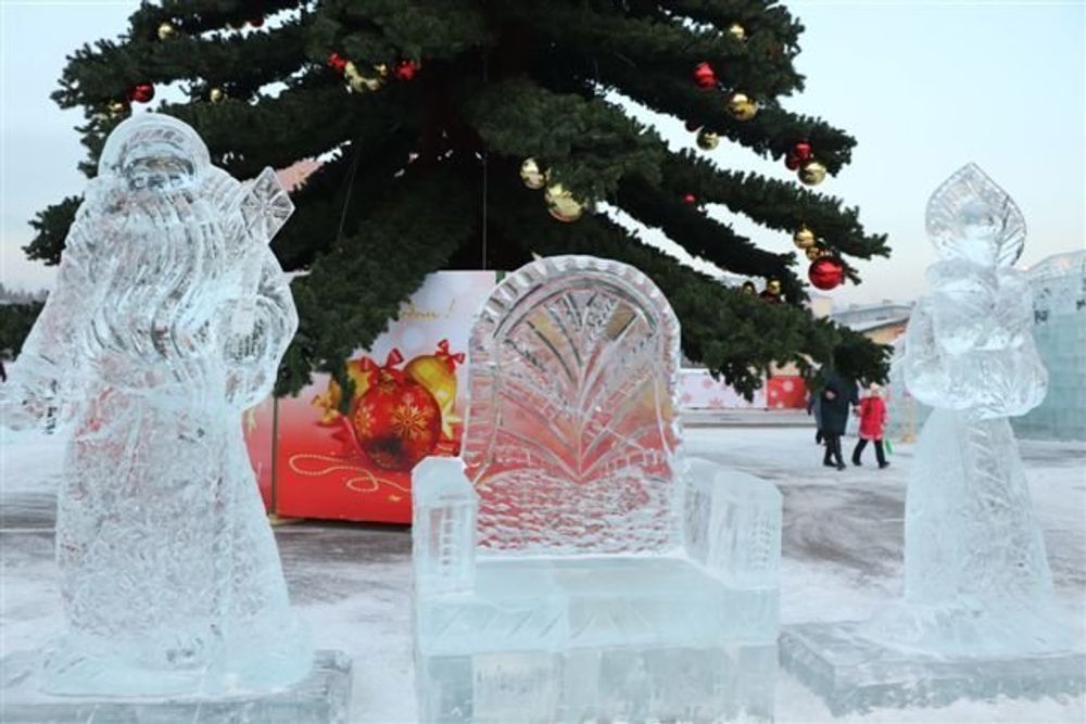 Светодинамическая елка ствольная - встроенная гирлянда: Теплый свет - "Таежная" от 11 до 21 м