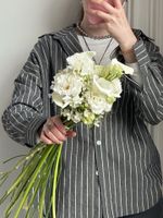 Свадебный букет из белого лизиантуса, калл и незабудок