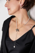 Колье галстук асимметричное с бантом и жемчугом, оттенок серебро