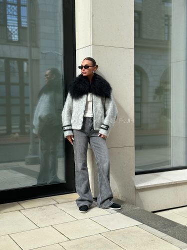 Серая куртка из шерсти со съемным мехом