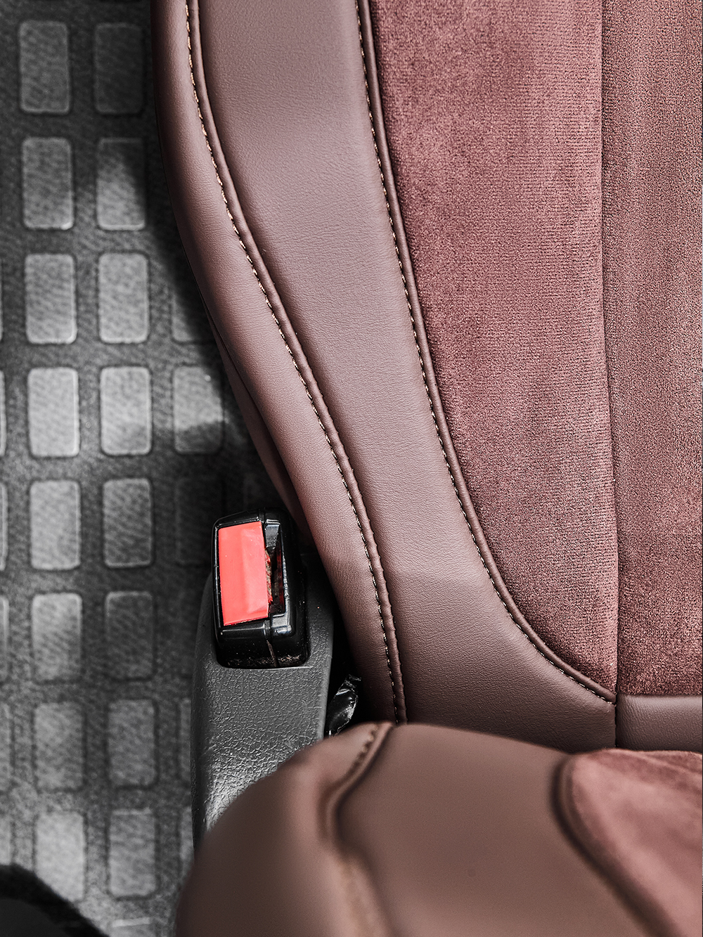 Чехлы Люкс VOLVO FH-13 после 2018 года: водитель от сиденья, пассажир от стойки кабины (один вырез под ремень) (экокожа, коричневый, коричневая вставка)