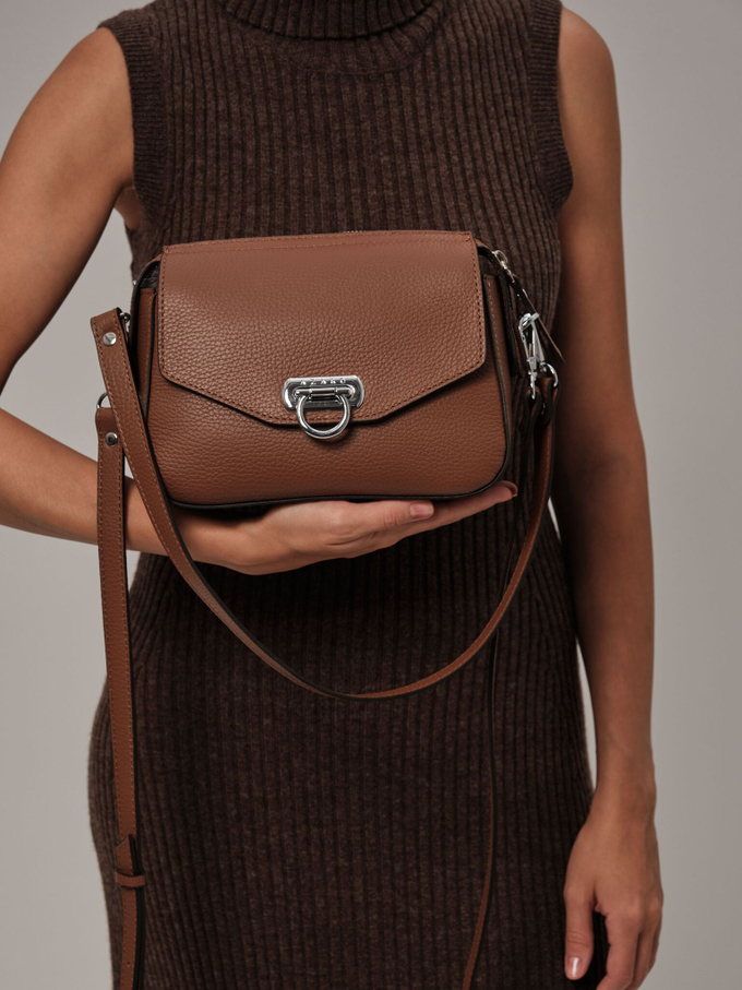 Сумка кожаная через плечо коричневая